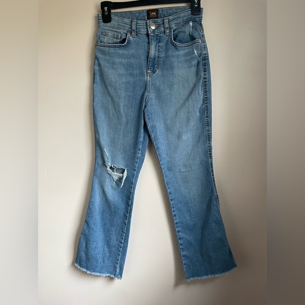 Lee heritage women’s size 2 distressed jeans